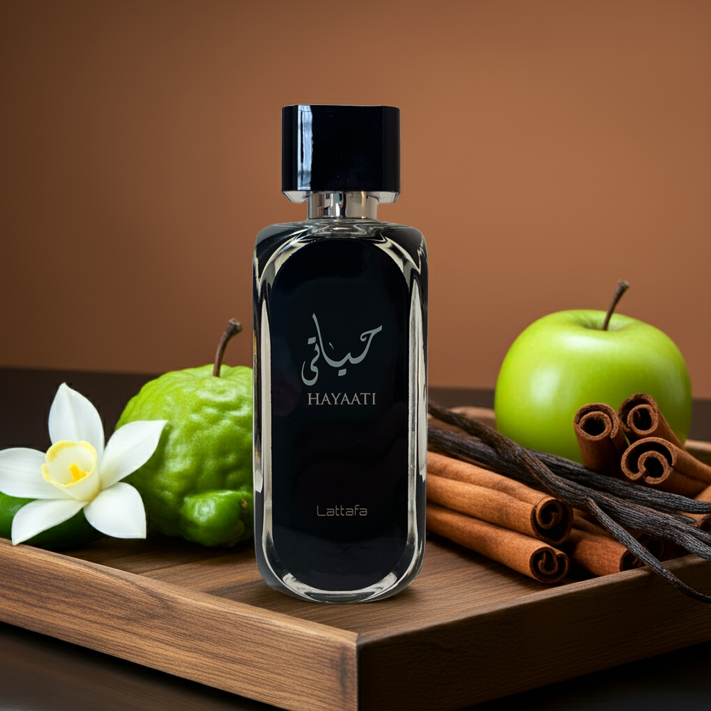 Notes de Hayyati Black : épices chaudes, bois, ambre pomme, cannelle, bergamote, vanille et musc profond.