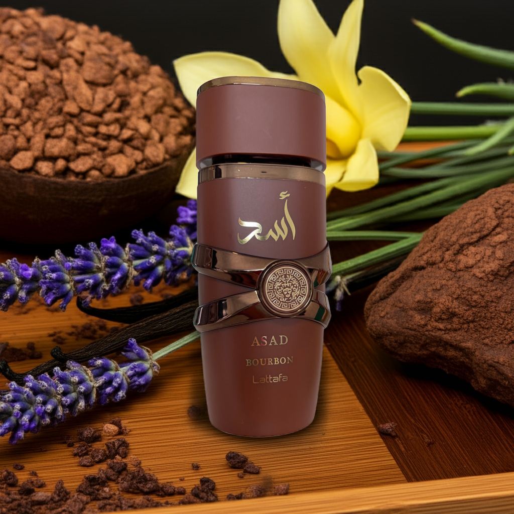 Notes de Bourbon – Asdaaf : vanille bourbon, bois ambrés, lavande, vétiver, musc chaud et cuir délicat.