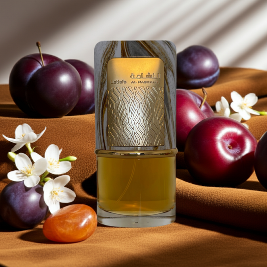 Notes d’Al Nashama – Lattafa : épices fraîches, prunes, jasmin, bois nobles, ambre, cuir et musc.
